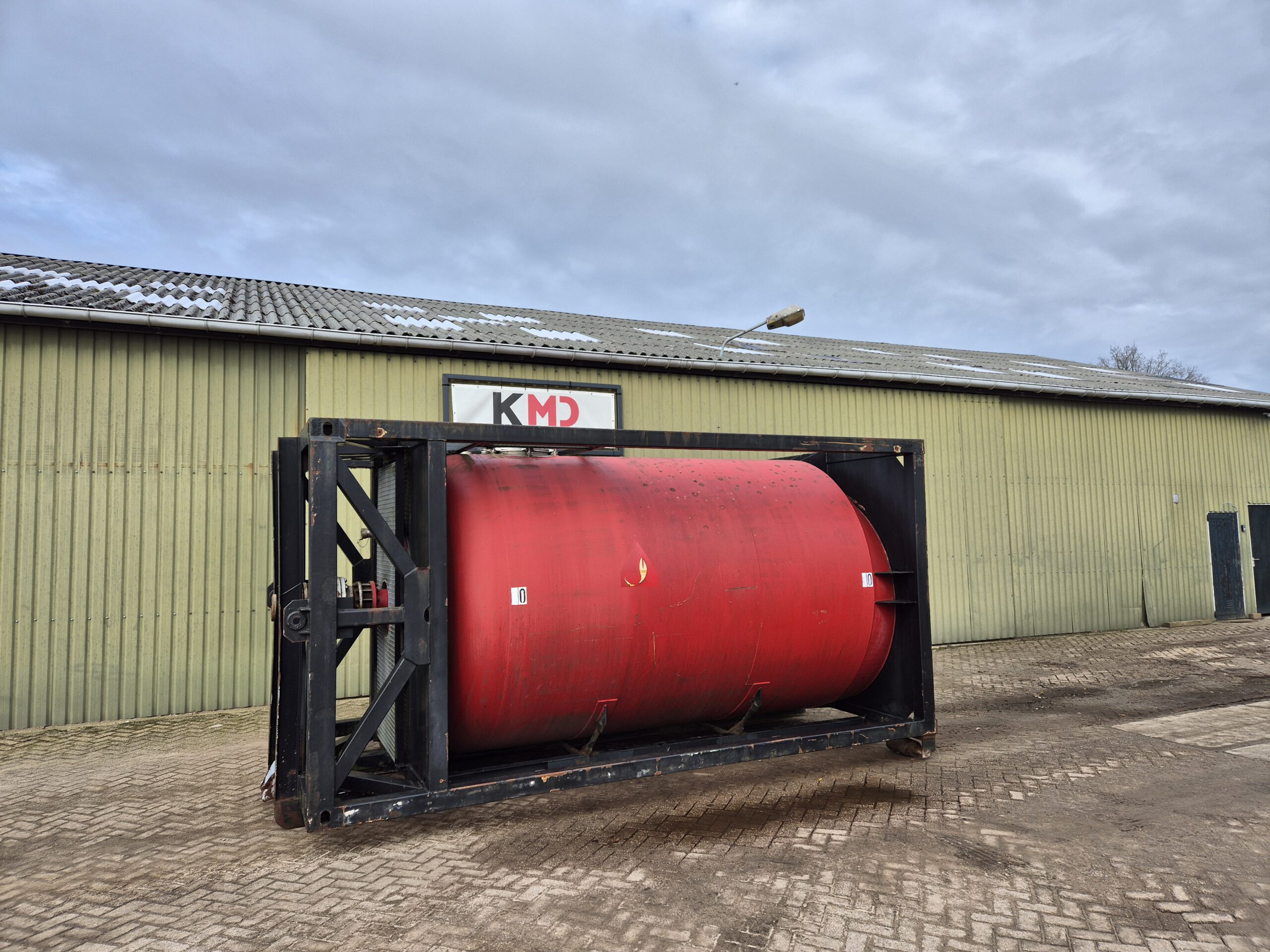 Gebruikte tankcontainer in zwart/rood 16m3