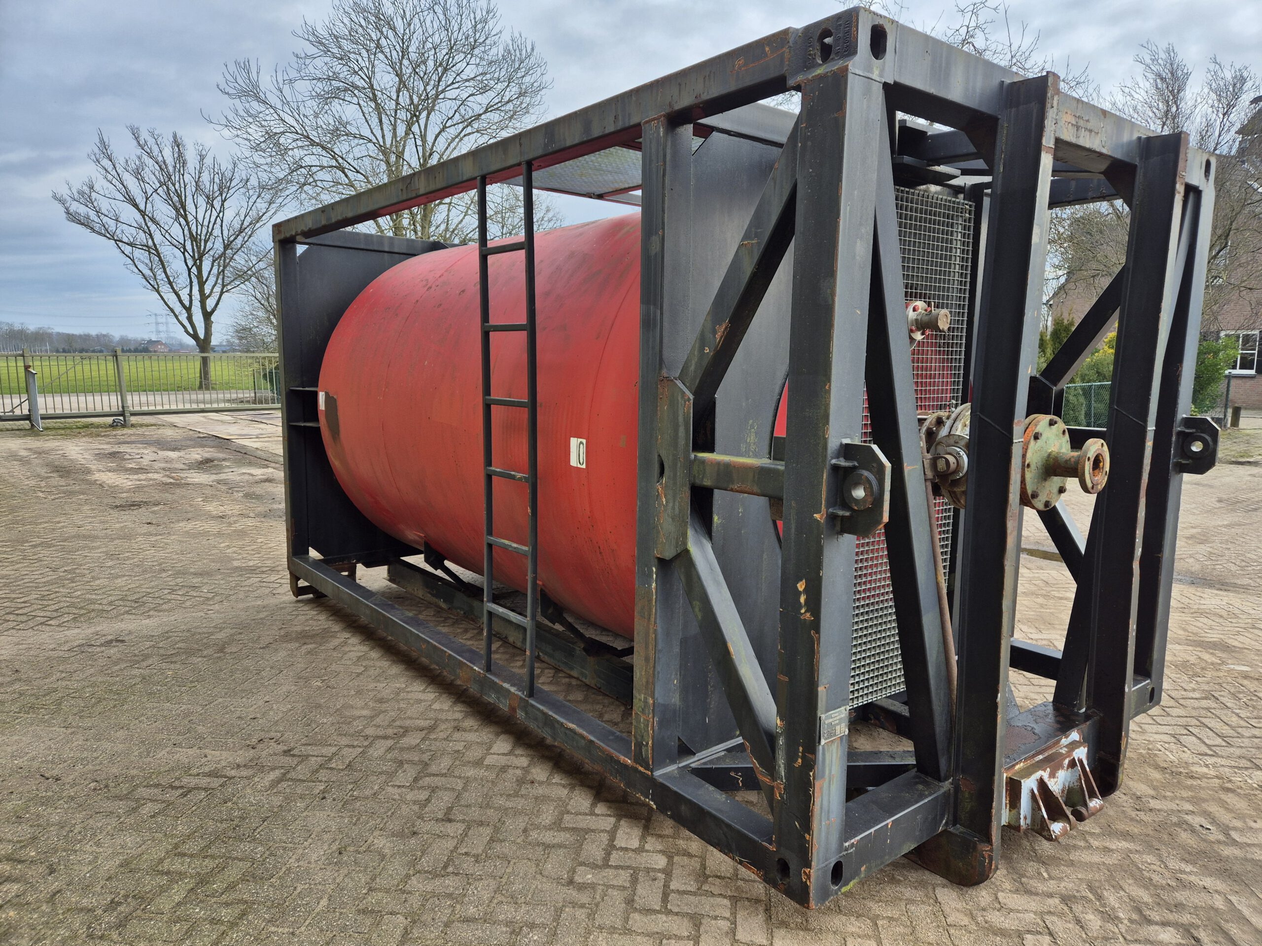 Gebruikte tankcontainer - 16m³- 5,8m - zwart/rood - Afbeelding 4