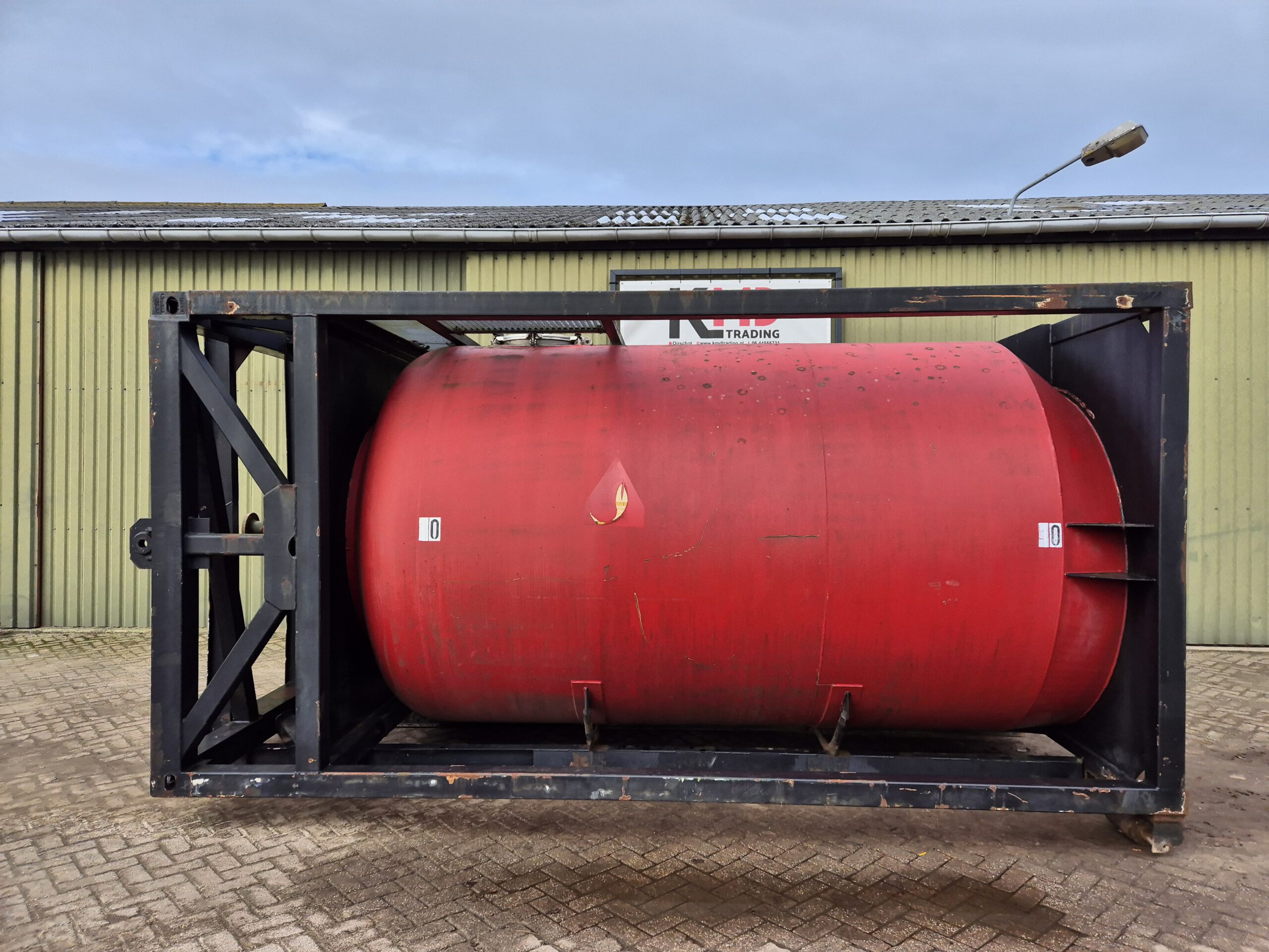 Gebruikte tankcontainer - 16m³- 5,8m - zwart/rood - Afbeelding 2