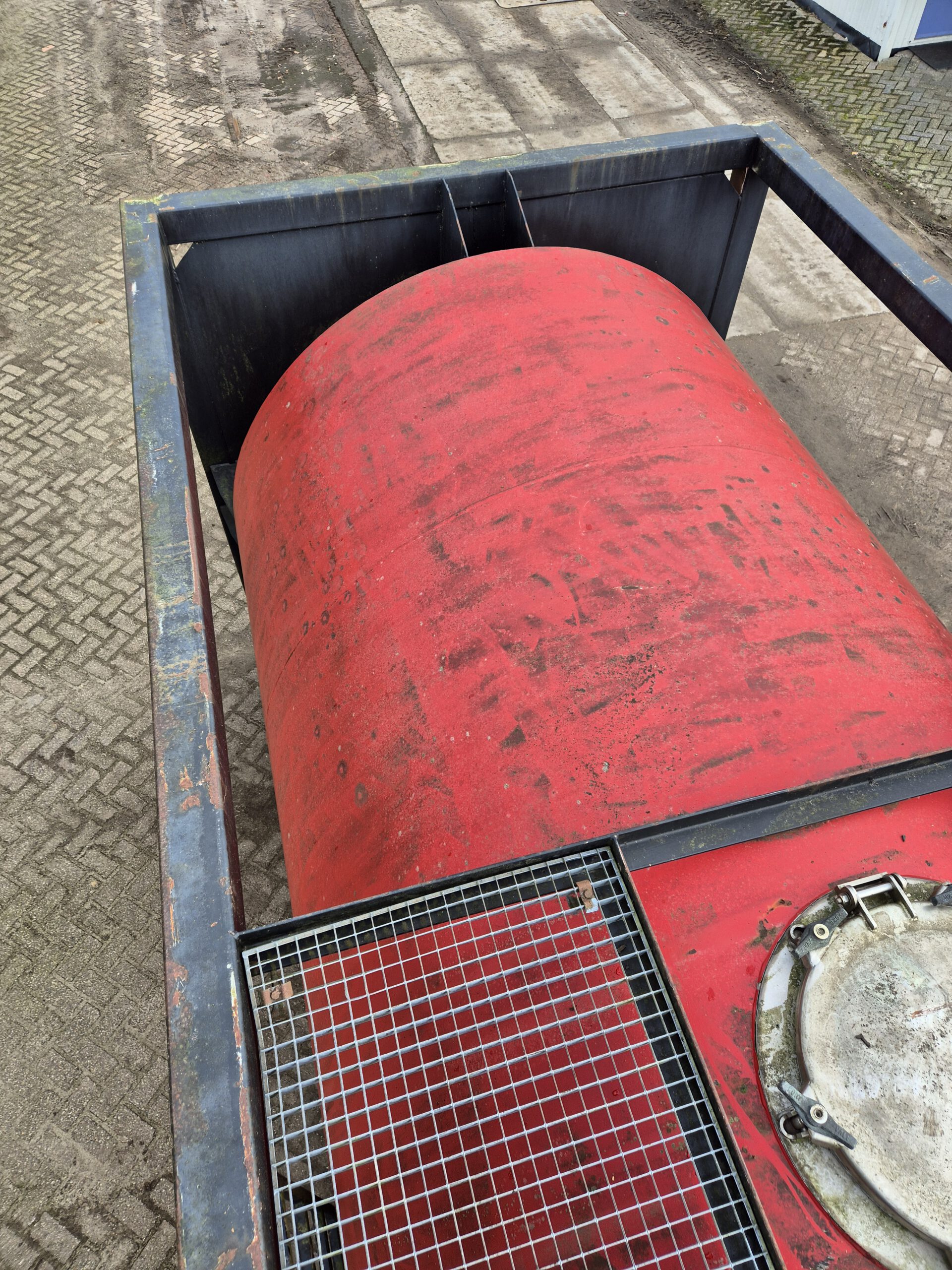 Gebruikte tankcontainer - 16m³- 5,8m - zwart/rood - Afbeelding 8