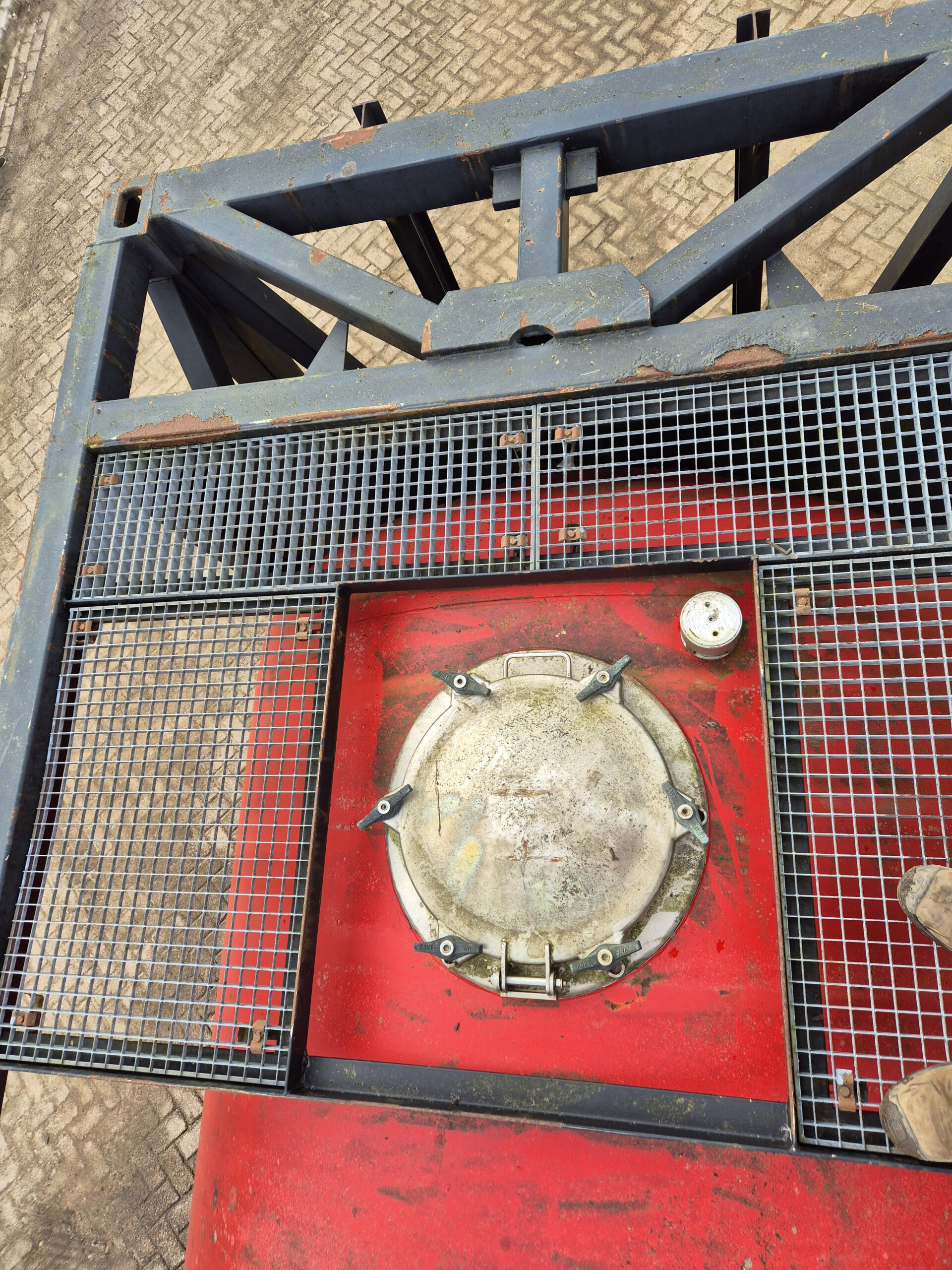 Gebruikte tankcontainer - 16m³- 5,8m - zwart/rood - Afbeelding 7