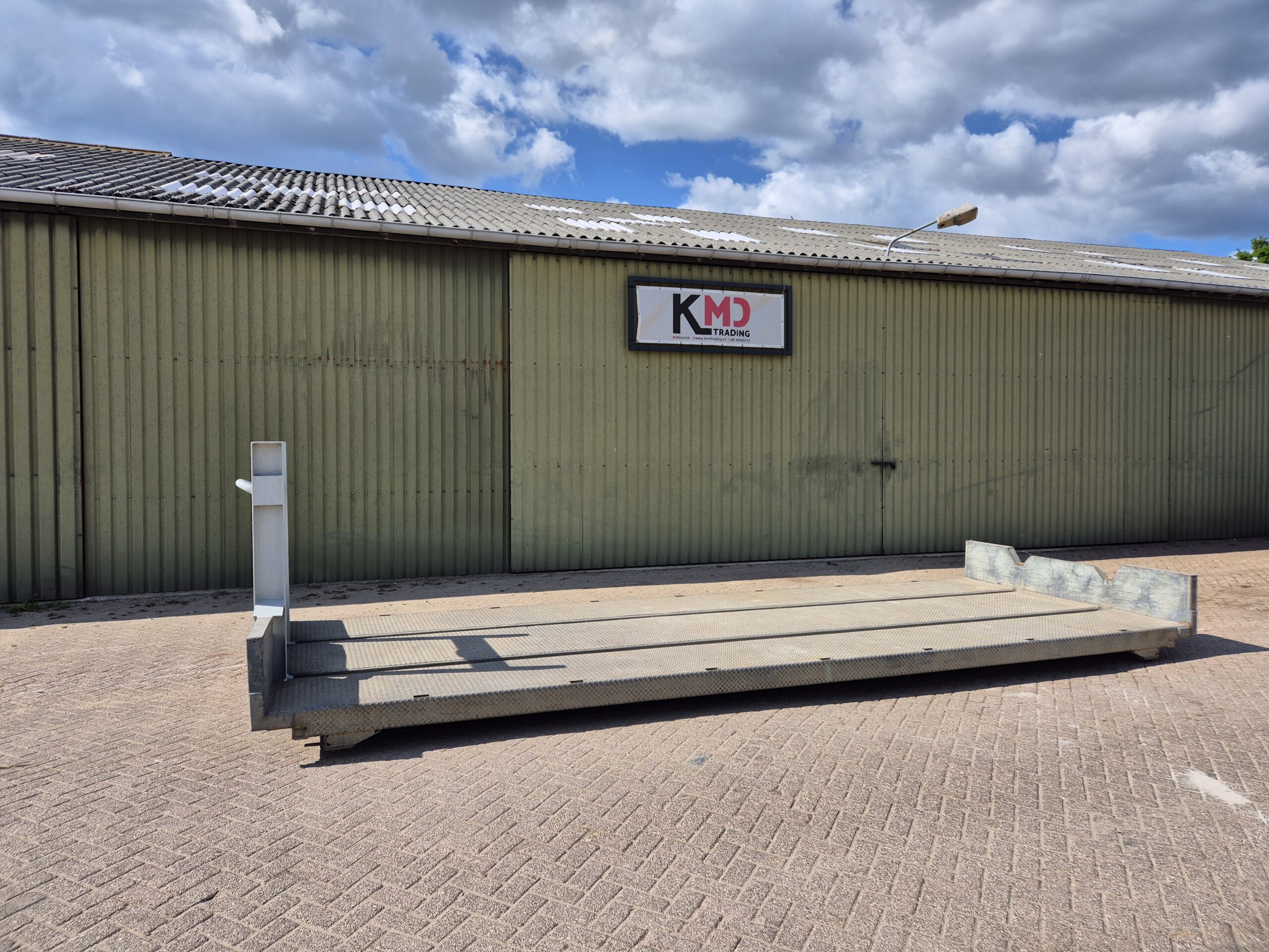 Gebruikte haakarm laadvloer 7x2,5m grijs